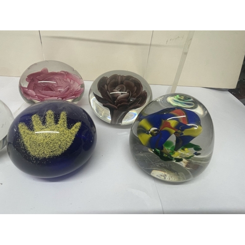 415 - 8 Mixed paperweights