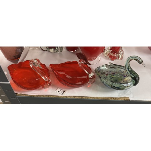 212 - 3 x Murano swan dishes