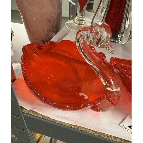 212 - 3 x Murano swan dishes