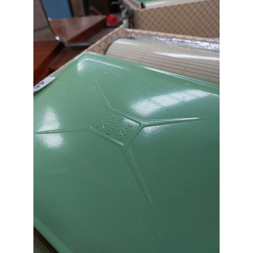 453 - A complete vintage 4 piece picnic / teaset (Brexton)