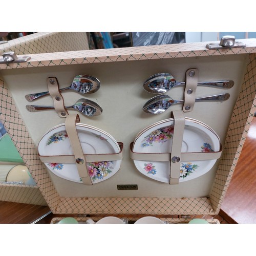 453 - A complete vintage 4 piece picnic / teaset (Brexton)