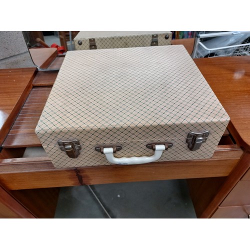 453 - A complete vintage 4 piece picnic / teaset (Brexton)