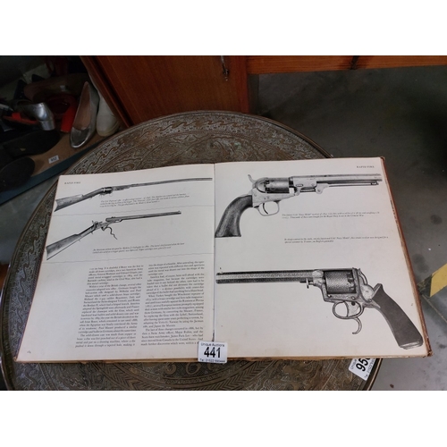 441 - The book of guns Dudleigh Pope