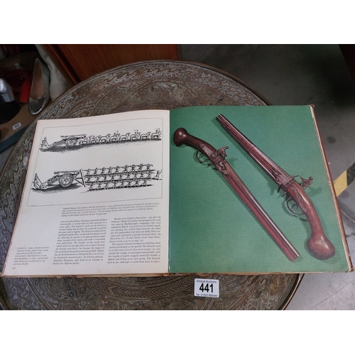 441 - The book of guns Dudleigh Pope