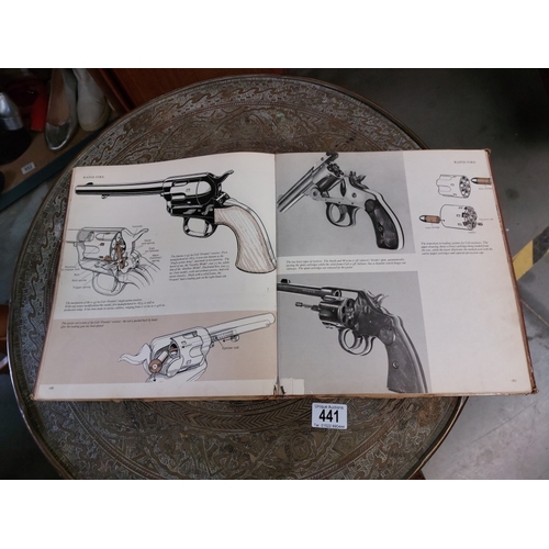 441 - The book of guns Dudleigh Pope