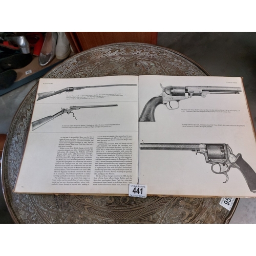 441 - The book of guns Dudleigh Pope