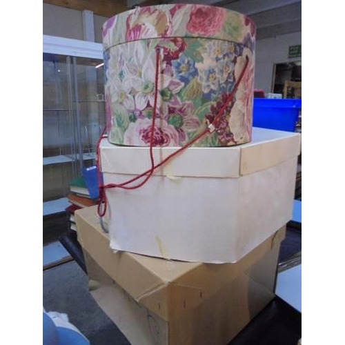 522 - A quantity of mid 20th century hats, etc.,