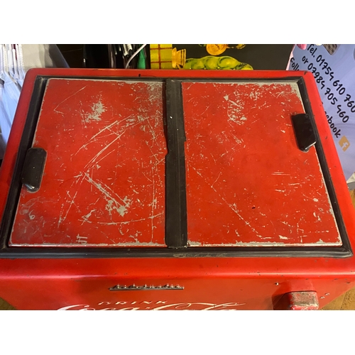 10M - An official Coca-Cola chest cooler - in working order