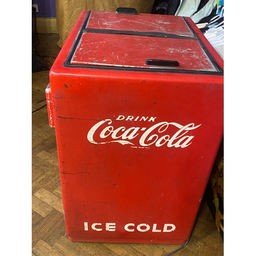 10M - An official Coca-Cola chest cooler - in working order