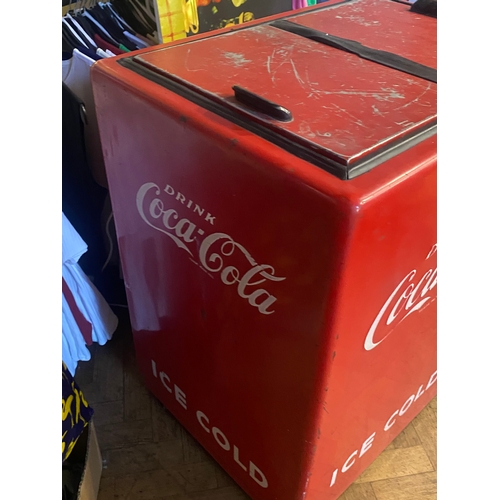 10M - An official Coca-Cola chest cooler - in working order