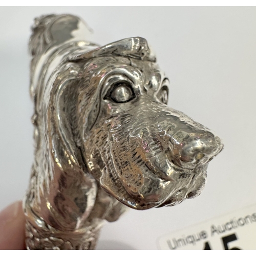 15 - A well decorated walking cane handle depicting dogs (113 grams)