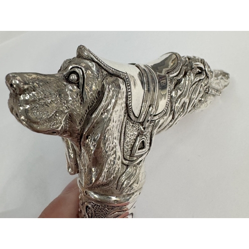 15 - A well decorated walking cane handle depicting dogs (113 grams)