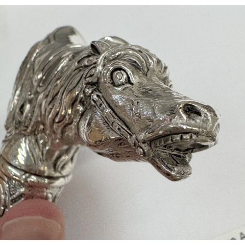 15 - A well decorated walking cane handle depicting dogs (113 grams)
