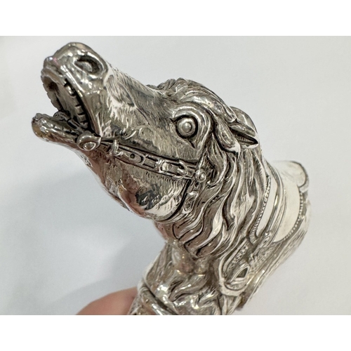 15 - A well decorated walking cane handle depicting dogs (113 grams)