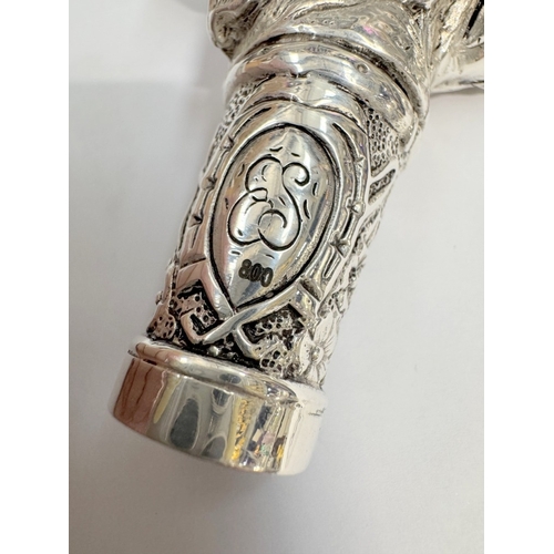 15 - A well decorated walking cane handle depicting dogs (113 grams)