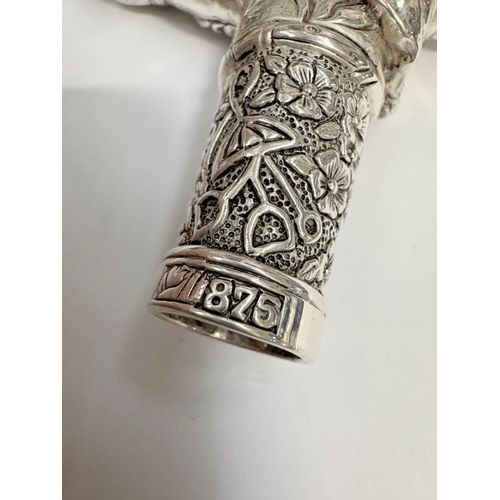 15 - A well decorated walking cane handle depicting dogs (113 grams)