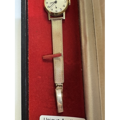 31 - A Zenith ladies wristwatch with rolled gold bezel and 375 / 9ct gold strap
