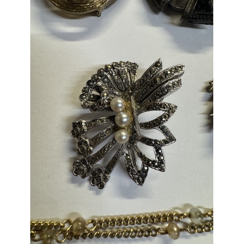 38 - A selection of vintage brooches including silver, micro mosaic & Celtic / Scottish examples
