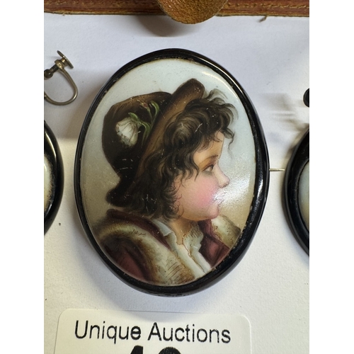 40 - A Victorian hand painted brooch with matching earrings