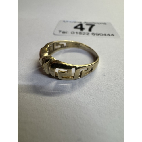 47 - An 18ct gold ring (3.07 grams)