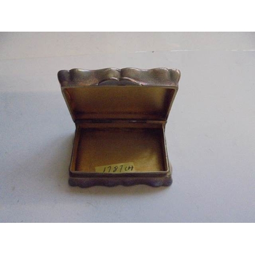 19 - An 18th century silver snuff box, Chester 1787.