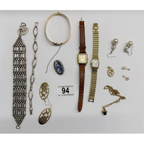 94 - A quantity of yellow metal jewellery etc
