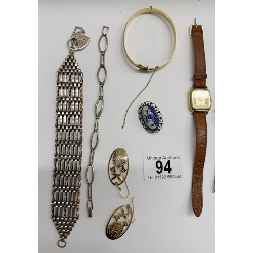94 - A quantity of yellow metal jewellery etc