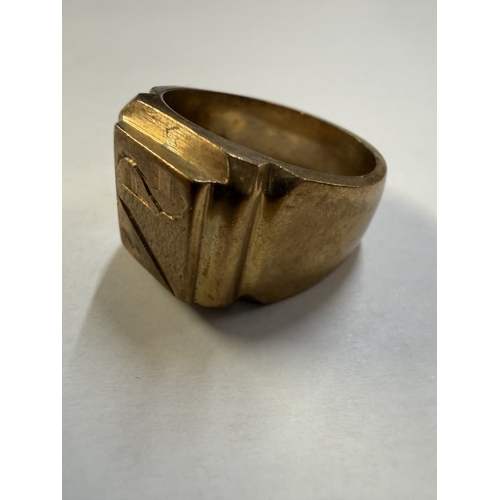 108 - An 18ct gold ring (17.68 grams)