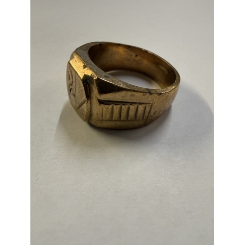 109 - An 18ct gold ring (14.48 grams)