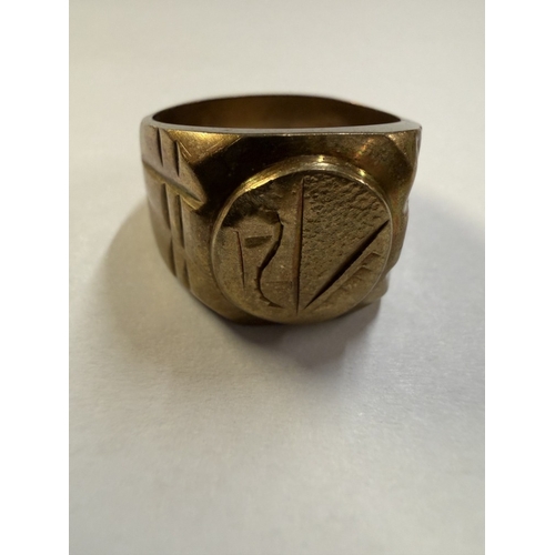 110 - An 18ct gold ring (16.12 grams)