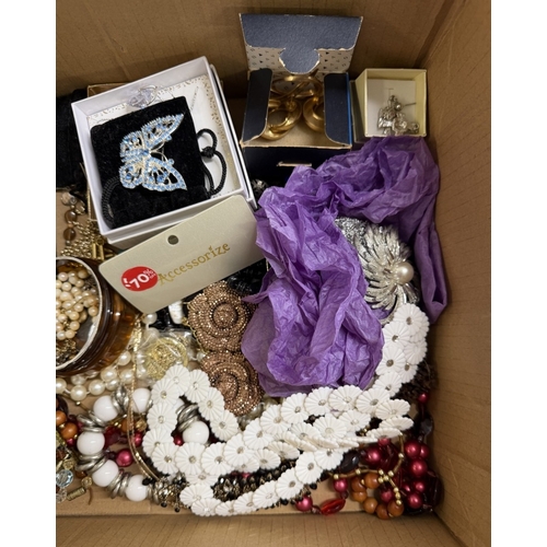 120 - A quantity of costume jewellery including brooches etc