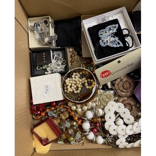 120 - A quantity of costume jewellery including brooches etc