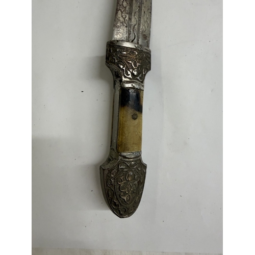 139 - A vintage oriental dagger / knife with decorative metal sheath