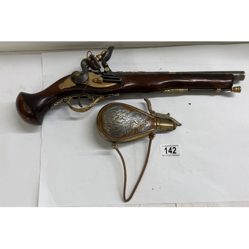 142 - A brass barrelled flintlock musket & powder flask