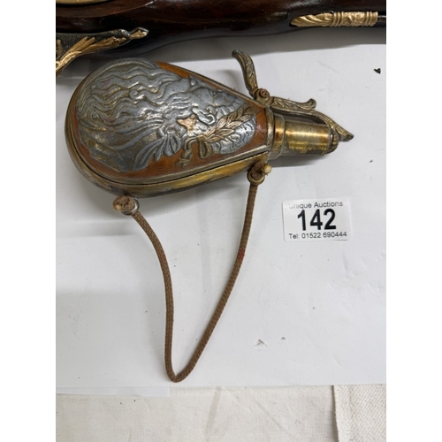 142 - A brass barrelled flintlock musket & powder flask