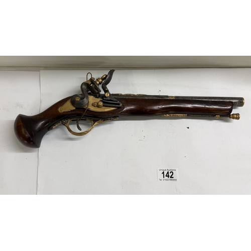 142 - A brass barrelled flintlock musket & powder flask