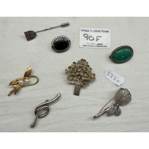 90F - A quantity of vintage silver brooches & pins