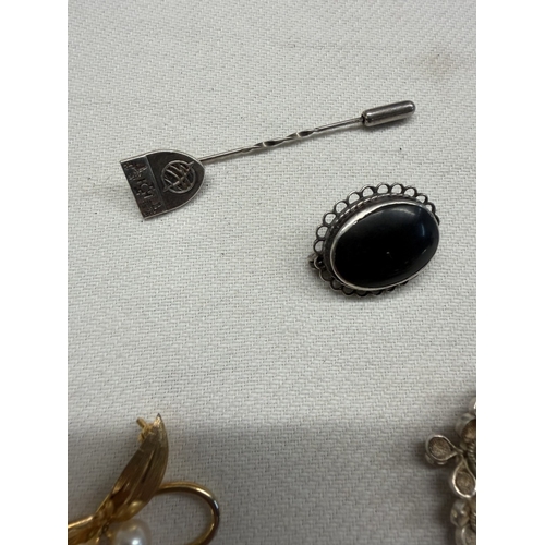 90F - A quantity of vintage silver brooches & pins