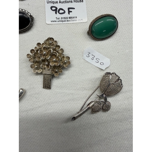 90F - A quantity of vintage silver brooches & pins