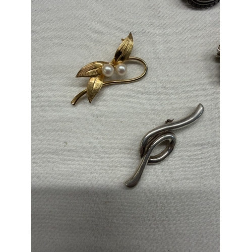 90F - A quantity of vintage silver brooches & pins