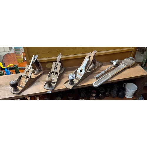 1654 - 2 Record Planes including No 4 & No 5, one other plane & 2 ratchet handles