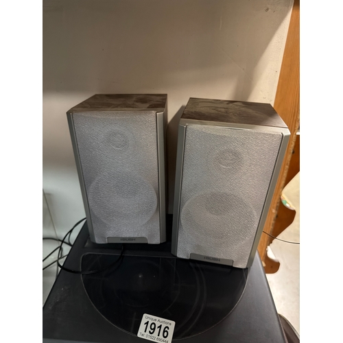 1916 - A working Bush turntable / CD radio with leads, speakers etc (CD Untested)