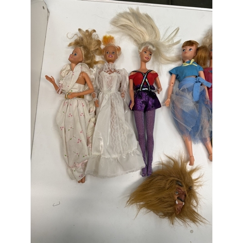 722 - 9 Barbie Dolls with clothing