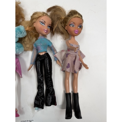 725 - 4 Bratz dolls