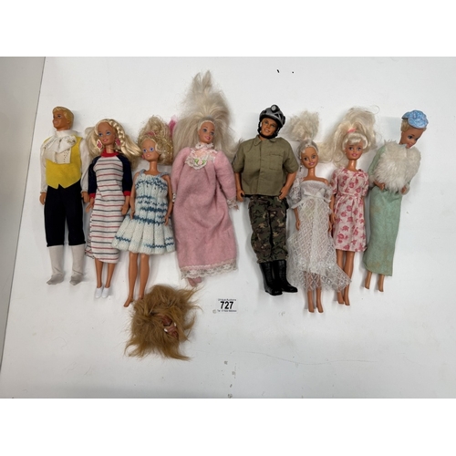 727 - 9 Barbie dolls with clothes