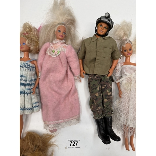 727 - 9 Barbie dolls with clothes