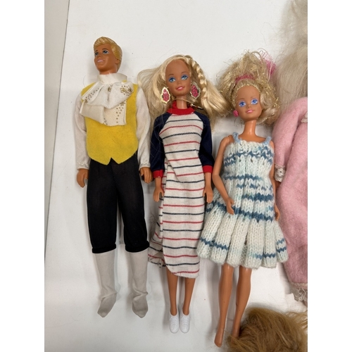 727 - 9 Barbie dolls with clothes