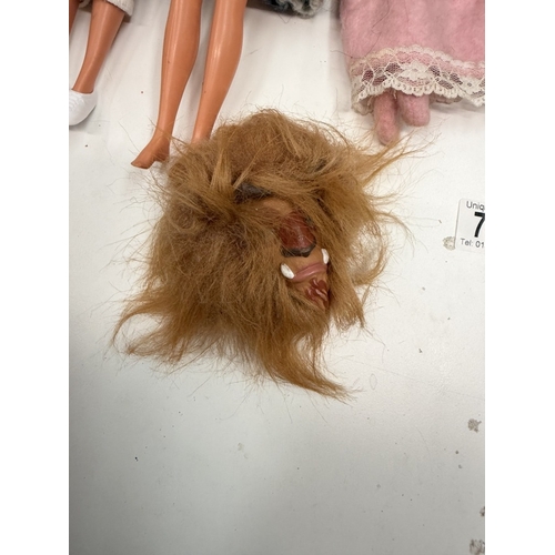 727 - 9 Barbie dolls with clothes