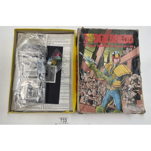 733 - A Judge Dredd board / card game (Boxed unchecked)