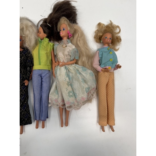 751 - 9 Barbie dolls with clothing